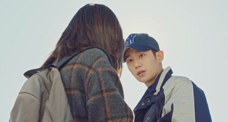 Jung Hae-in encara a personagem da Kim Go-eun em Goblin