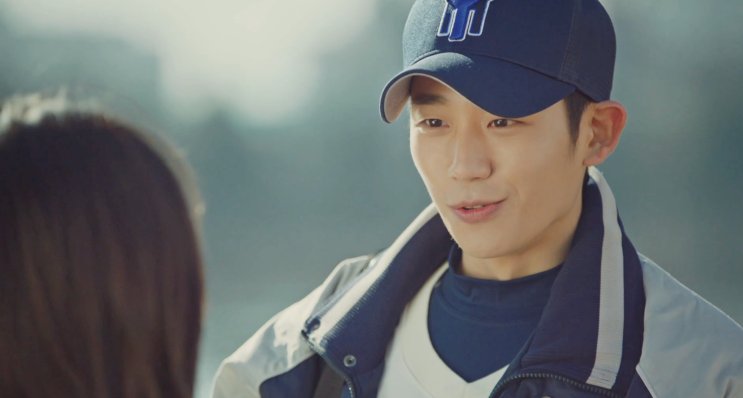 Jung Hae-in de boné, sorrindo, no papel do jogador de beisebol Choi Tae-hee em Goblin