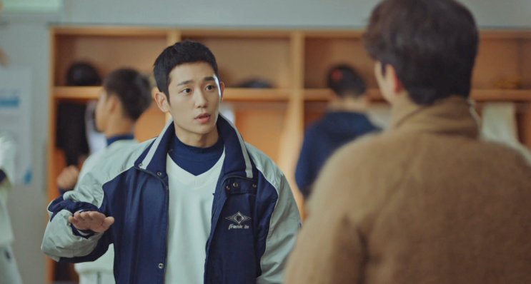 Jung Hae-in conversando no vestiário do time de beisebol em Goblin