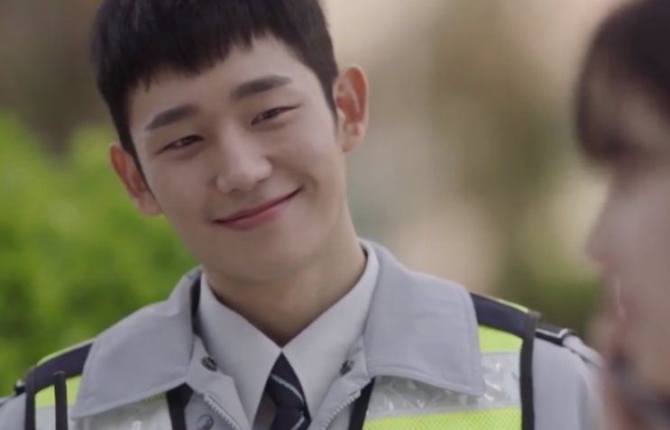 Jung Hae-in de uniforme, sorrindo, em Enquanto Você Dormia