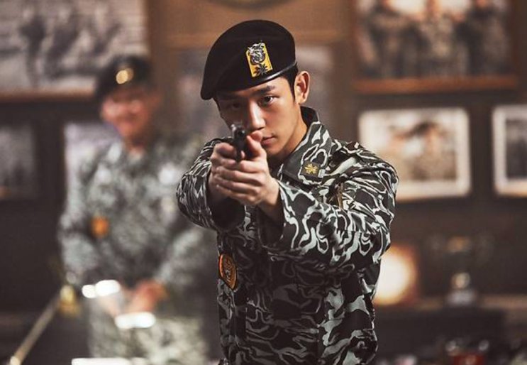 Jung Hae-in fardado, apontando uma arma, no filme 12.12: O Dia