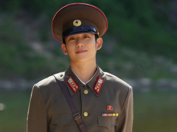 Jung Hae-in de farda militar norte-coreana em Snowdrop