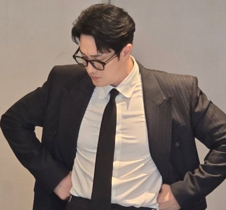 So Ji-sub de terno