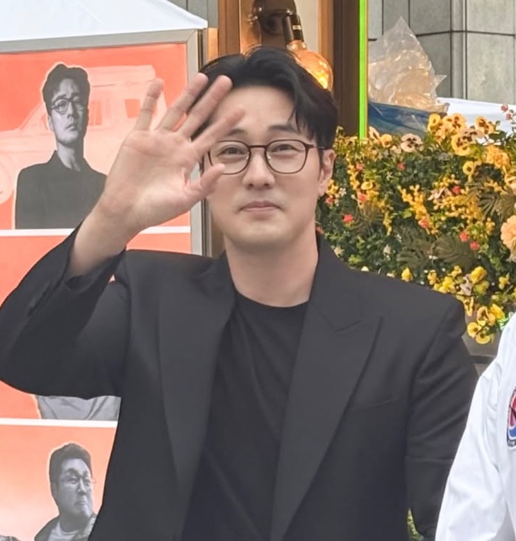 So Ji-sub acenando em evento