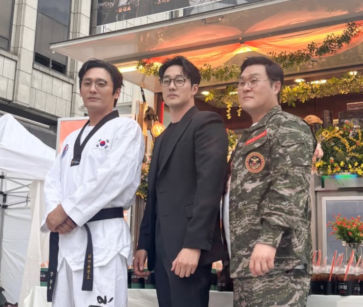 So Ji-sub com o elenco em evento
