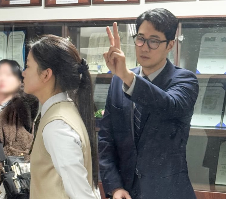 So Ji-sub fazendo sinal de V