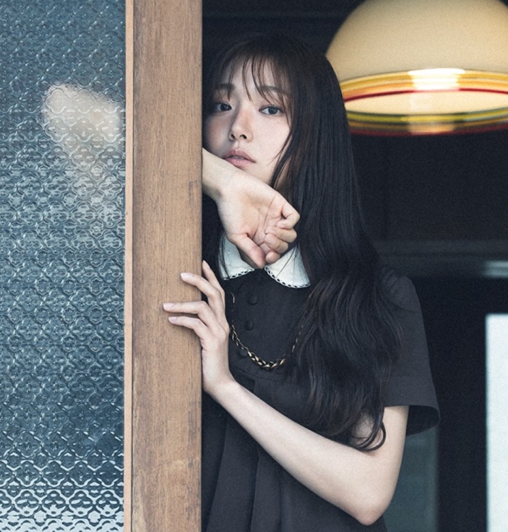 Kim Hye-jun como Jian, espiando atrás de uma porta