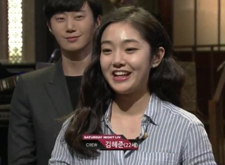 Kim Hye-jun jovem no SNL, com a legenda de tela 'CREW Kim Hye-jun (22 anos)'