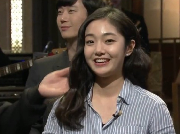 Kim Hye-jun jovem sorrindo no palco do SNL