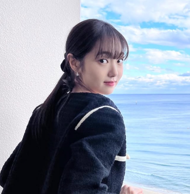 Selfie da Kim Hye-jun de frente para o mar