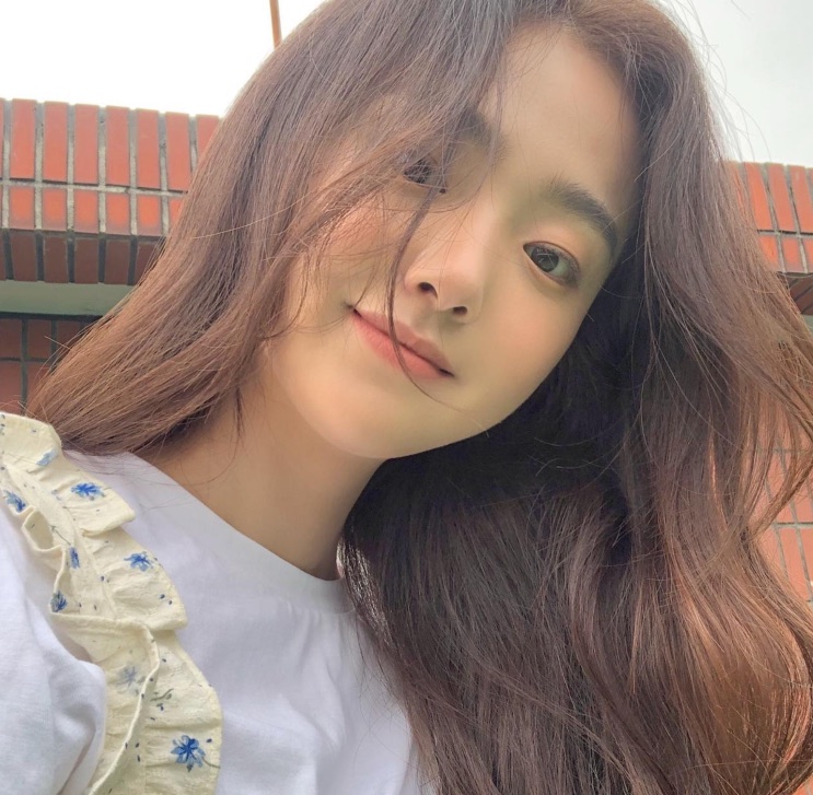 Selfie da Kim Hye-jun com camiseta branca