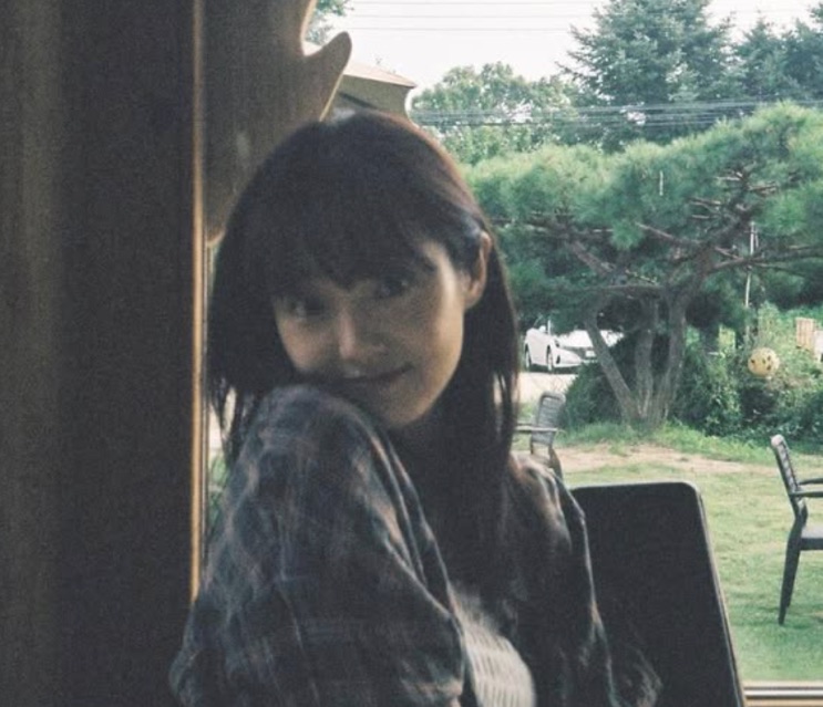 Kim Hye-jun em foto perto de uma janela, num café