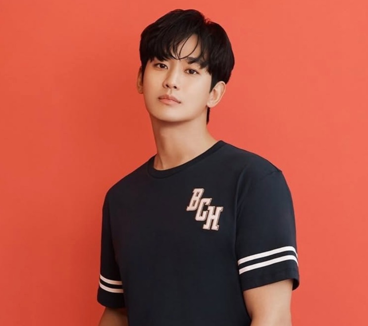 Kim Soo-hyun em campanha da marca Bench, com camiseta escura sobre fundo laranja
