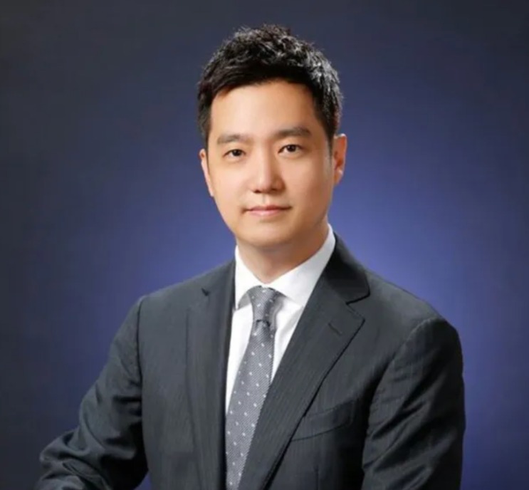 Retrato de Kim Se-ui, de terno escuro