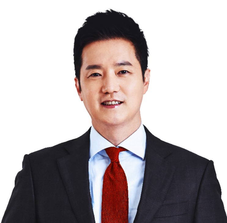 Retrato de Kim Se-ui, de terno escuro e gravata vermelha