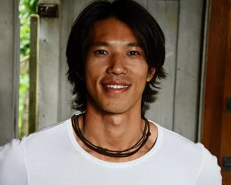 Kim Min jovem, de camiseta branca, em foto da série Shortland Street