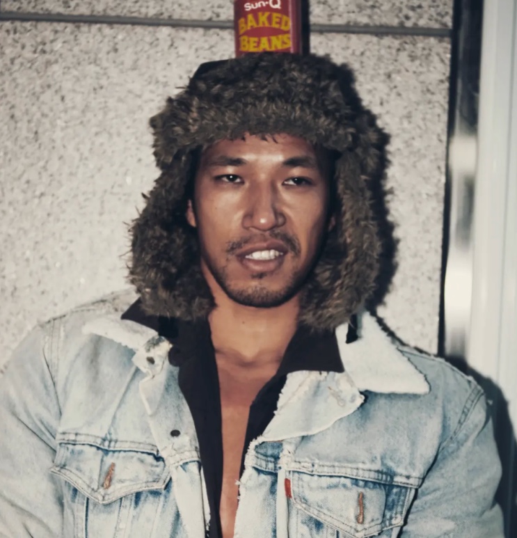 Kim Min de jaqueta jeans e gorro de pelo, como Winston Yoon em Shortland Street