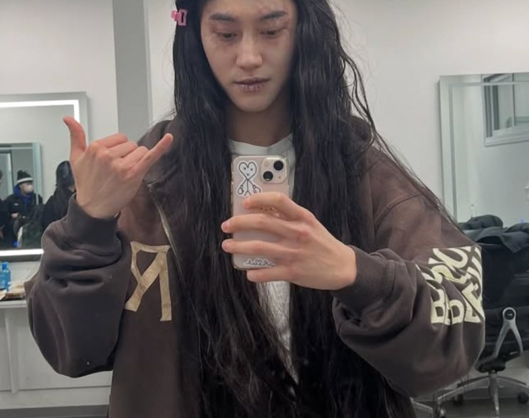Kwak Dong-yeon de cabelo longo, caracterizado como o príncipe