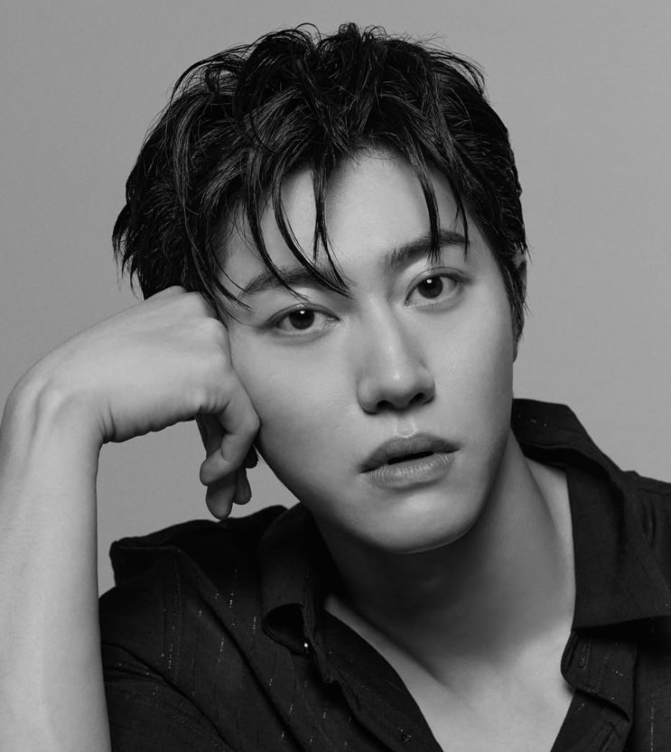 Kwak Dong-yeon em foto de perfil preto e branco