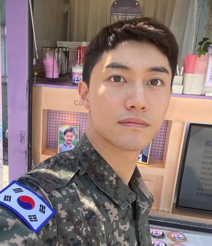 Kwak Dong-yeon fardado, em selfie