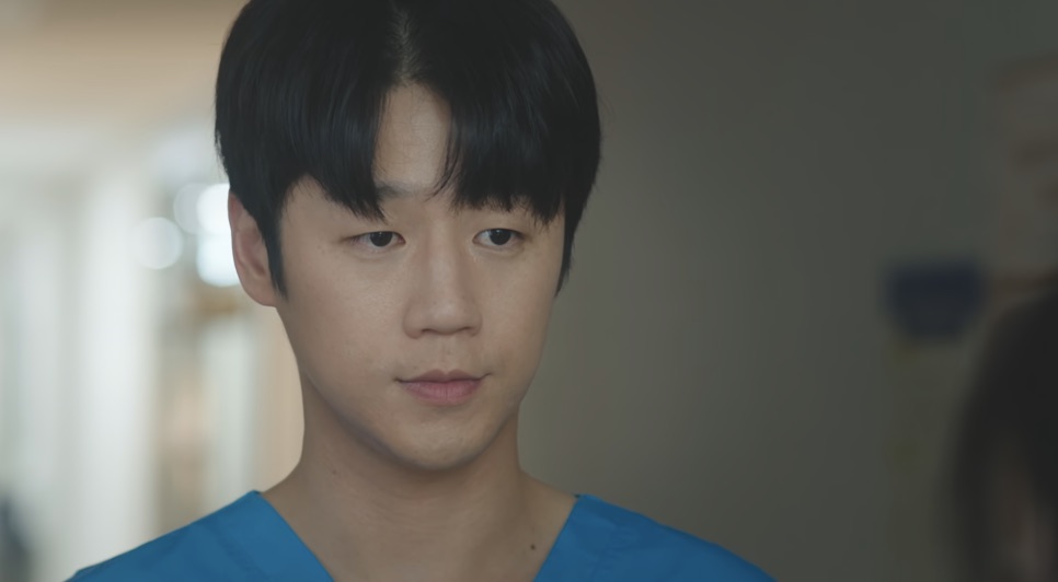 Jung Joon-won em cena de Resident Playbook, dentro do hospital