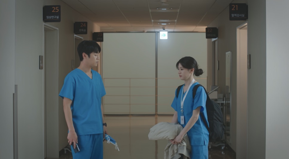 Jung Joon-won em outra cena de Resident Playbook