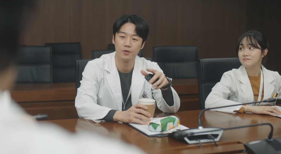 Jung Joon-won em cena de Resident Playbook, em ambiente claro