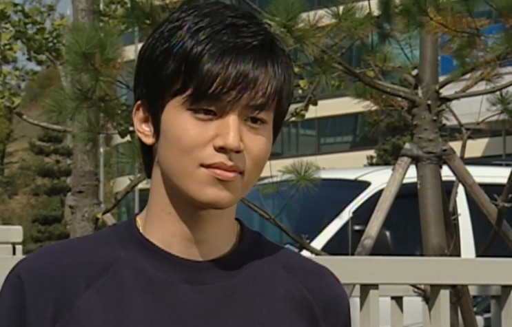Lee Dong-wook jovem, ao ar livre, no início da carreira