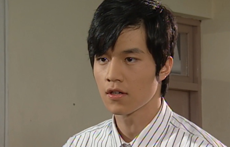 Lee Dong-wook jovem, de camisa listrada