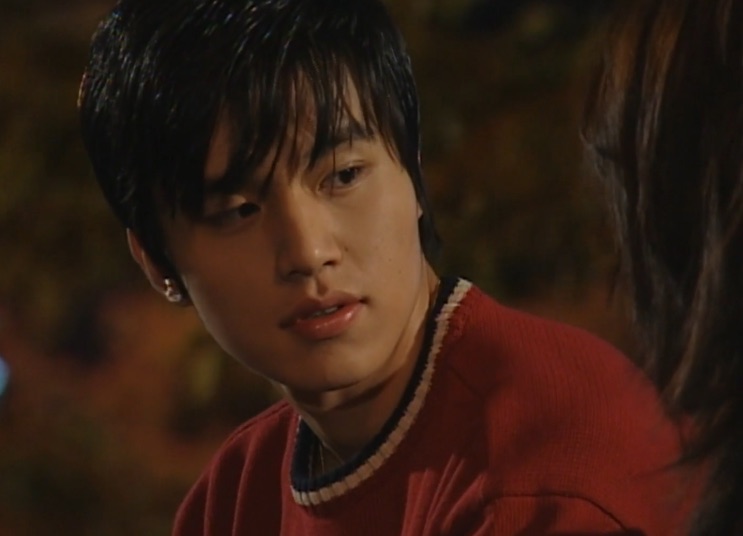 Close do Lee Dong-wook jovem, de suéter vermelho