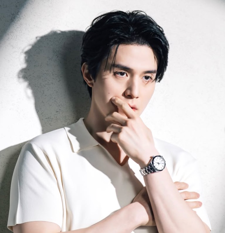 Lee Dong-wook atual, de polo branca e relógio