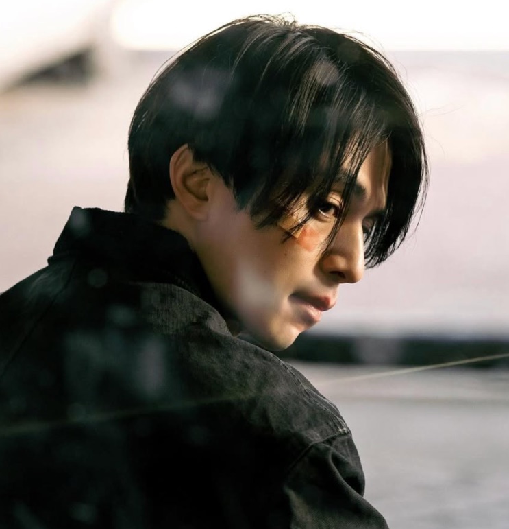 Lee Dong-wook de perfil, em foto de clima sombrio