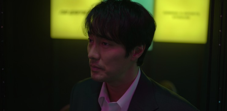 So Ji-sub sob luzes neon em Sem Piedade