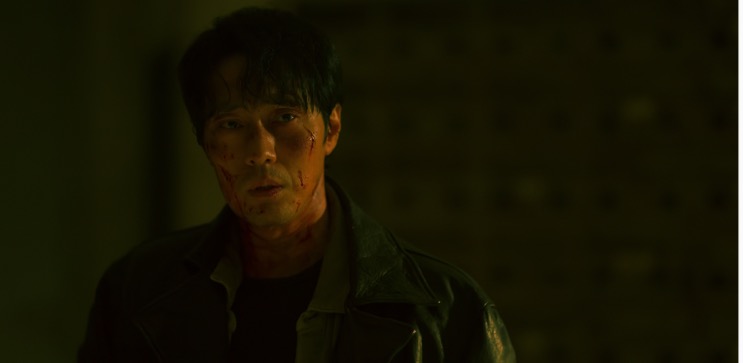So Ji-sub ferido, de jaqueta de couro, em Sem Piedade