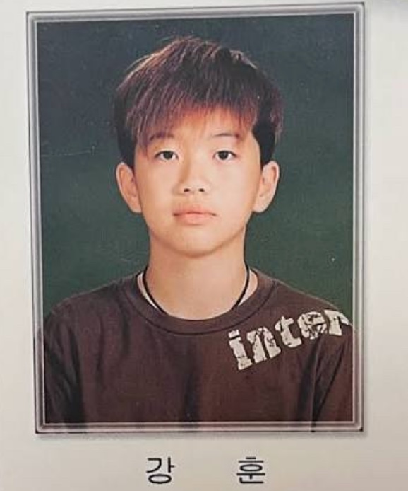 Foto de anuário escolar de Kang Hoon adolescente, de camiseta marrom
