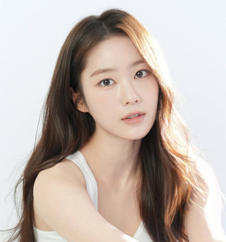 Gong Ji-ho em retrato de frente, cabelo solto e regata branca