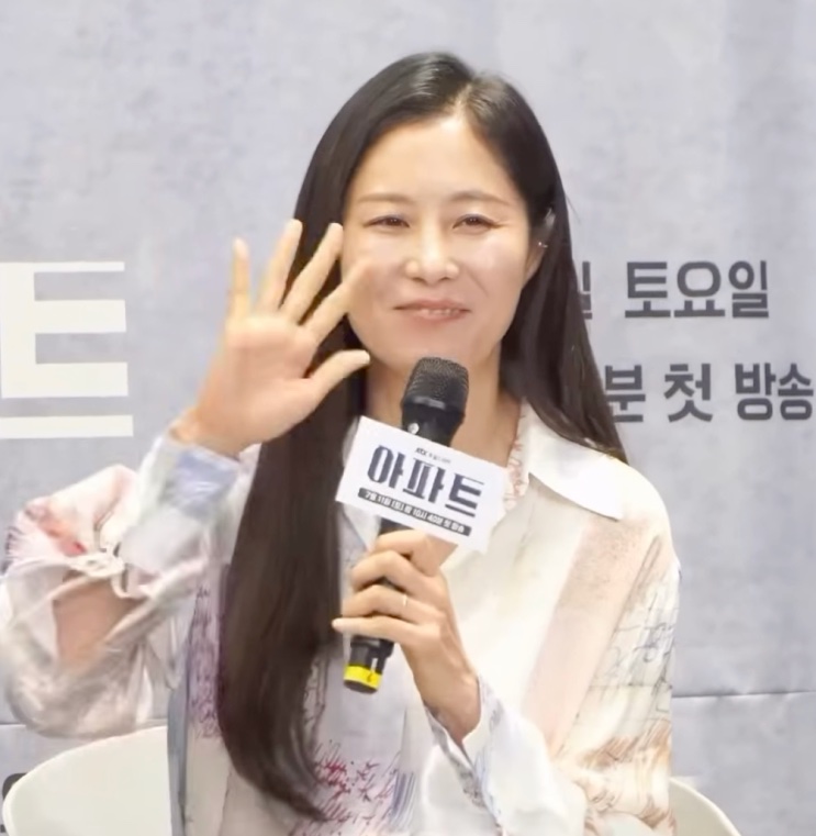 Moon So-ri acenando na coletiva de imprensa de The Apartment Job