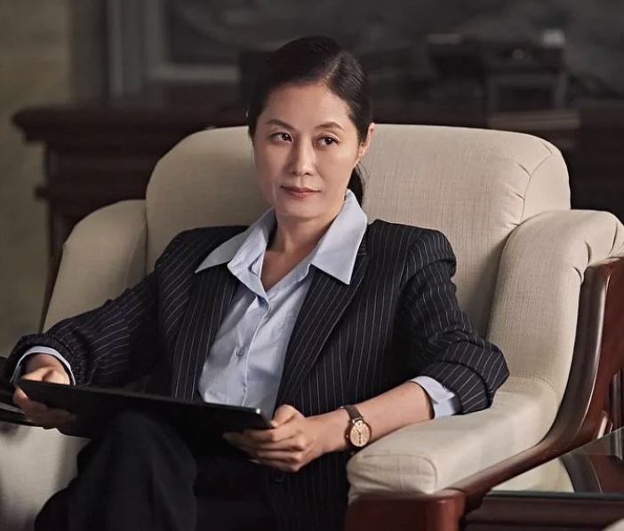 Moon So-ri sentada numa poltrona na 2ª temporada de Profecia do Inferno