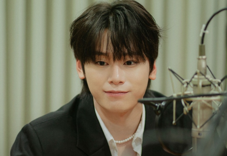 O idol Lee Chan diante de um microfone de estúdio
