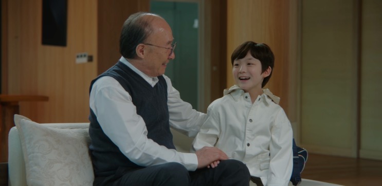 O presidente Cha Dal-su com o menino