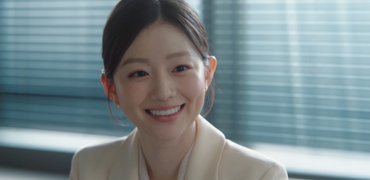 Mo Tae-hee sorrindo no escritório