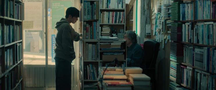 Mun-oh e Lee Kang numa livraria