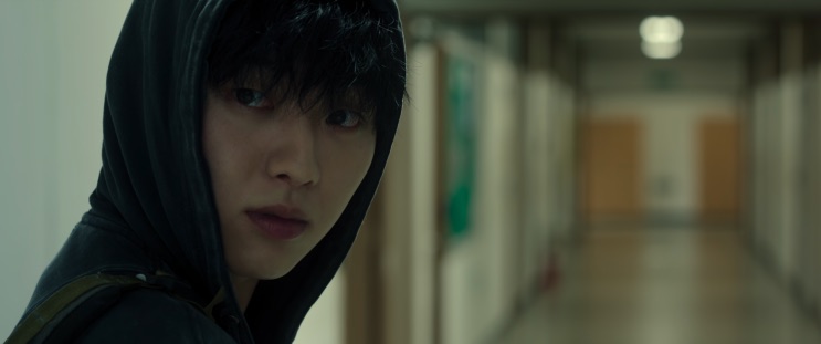 Lee Kang de capuz num corredor