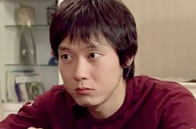 Park Byung-eun jovem, de camiseta vermelha