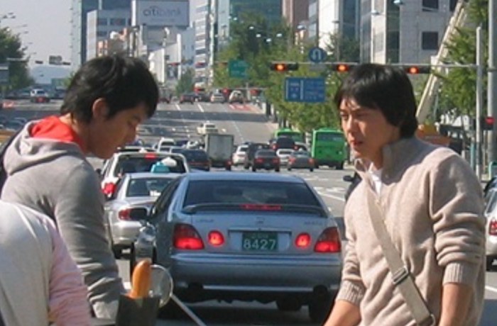 Park Byung-eun jovem, conversando na rua