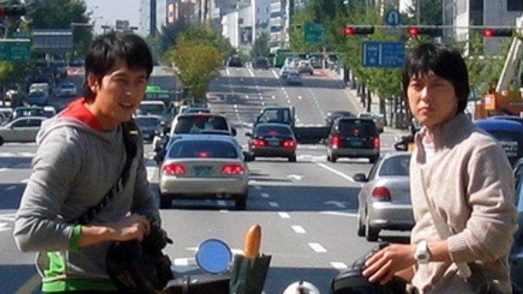 Park Byung-eun jovem, na rua com um amigo