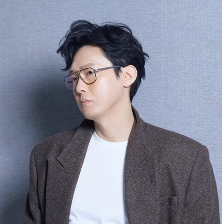 Park Byung-eun atualmente, de óculos e de perfil