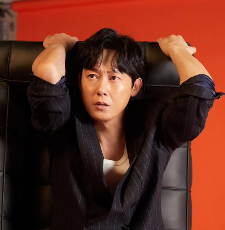 Park Byung-eun atualmente, em ensaio com fundo vermelho