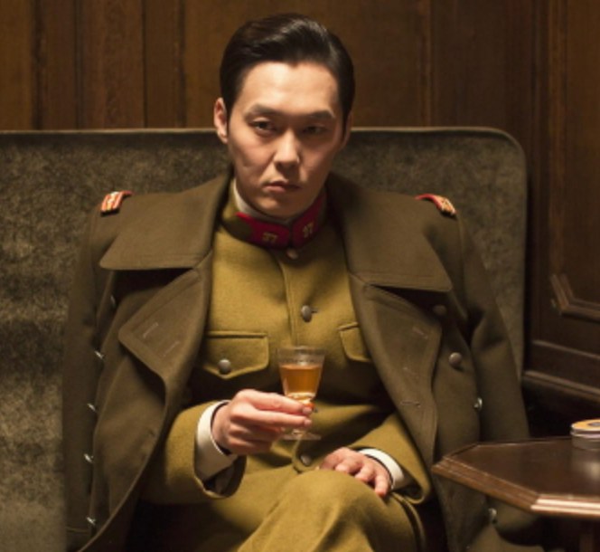 Park Byung-eun como oficial japonês no filme Assassinato