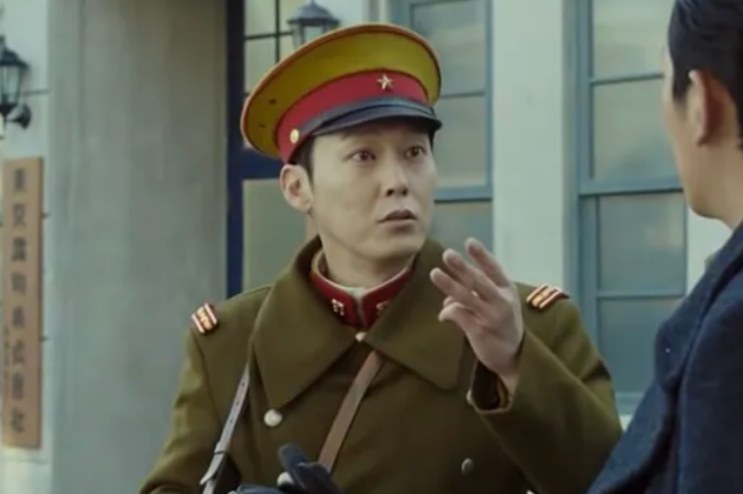 Park Byung-eun em cena de Assassinato, fardado
